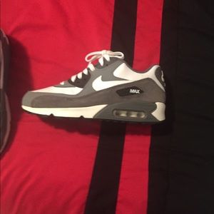 Youth Nike Air Max 90 (size 7) Gray/White